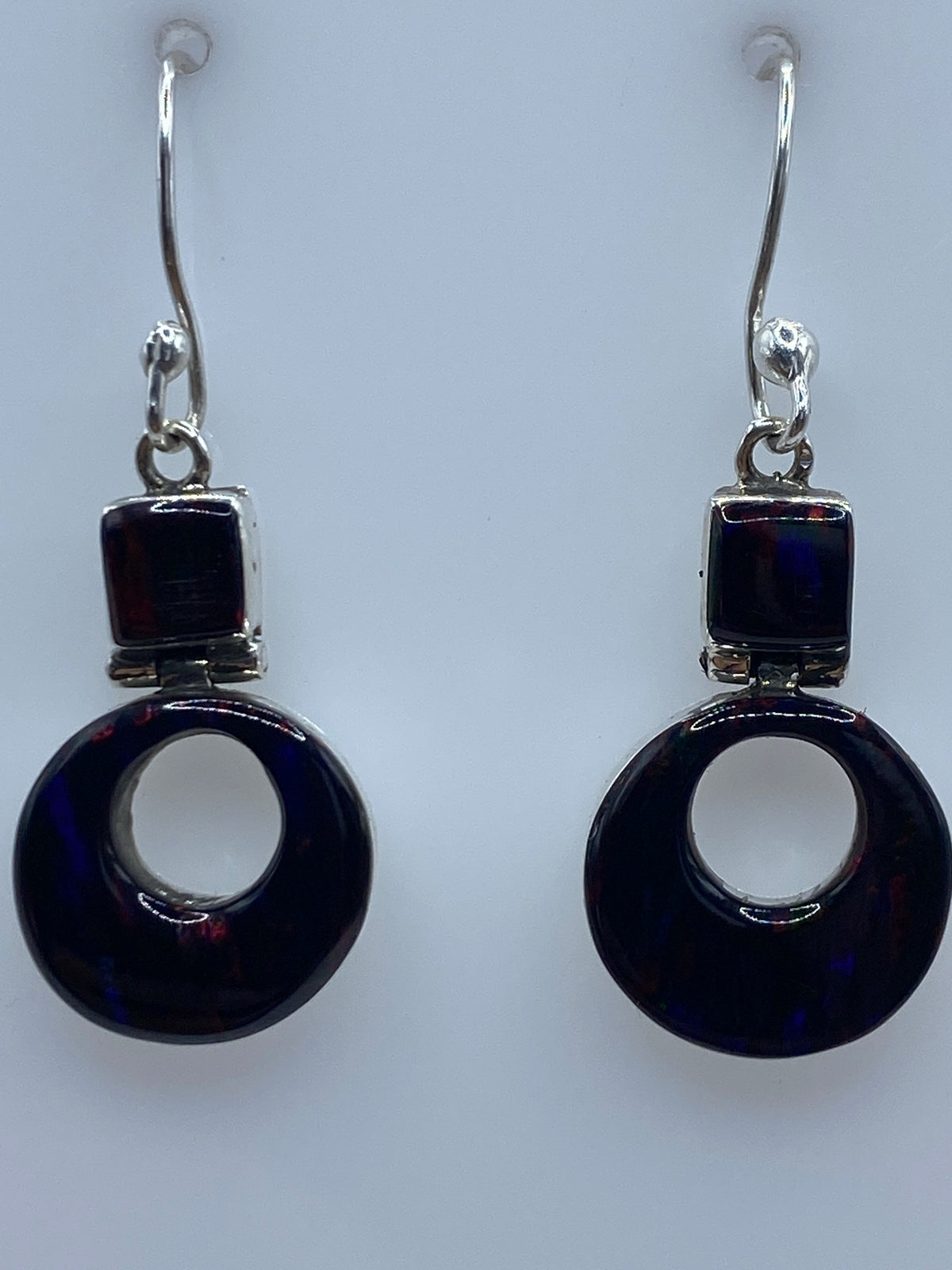 Aretes medidos en regla: 3.5 cm de largo, vista frontal del par
