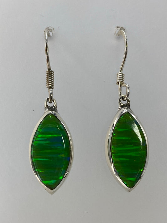 Par de aretes de plata 925 con ópalo de fuego verde limón, colgando sobre fondo blanco