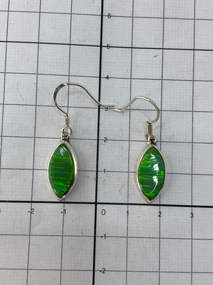 Par de aretes con ópalo de fuego: detalle del gancho francés de plata y la piedra