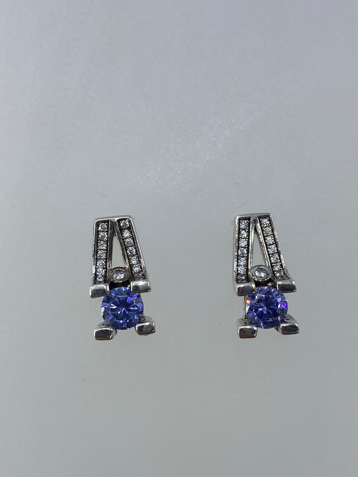 Detalle frontal de aretes de circonia morada de 1.8 cm de largo