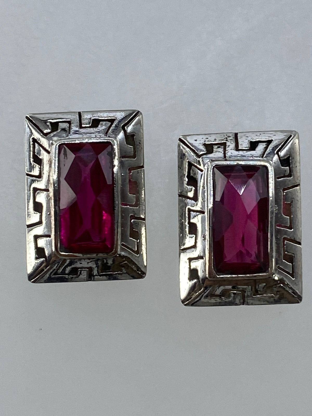 Aretes prehispánicos juntos sobre fondo blanco, diseño rectangular