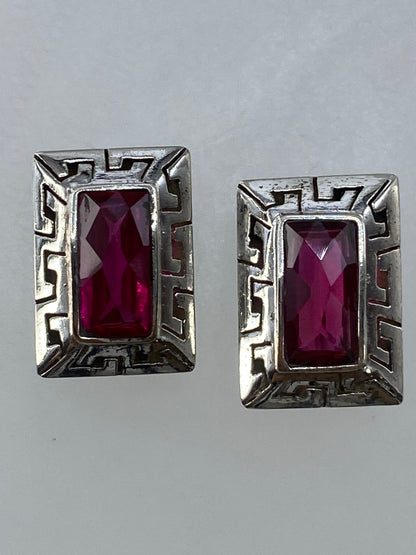 Aretes prehispánicos juntos sobre fondo blanco, diseño rectangular