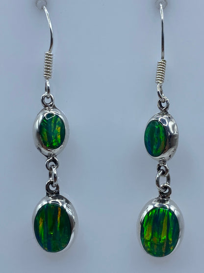 Par de aretes de plata con ópalo de fuego verde limón engastado, colgando de ganchos de plata 925