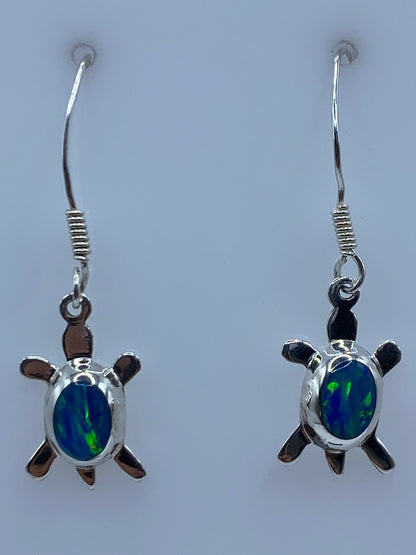 Aretes de tortuga en plata con gancho francés y piedra ópalo