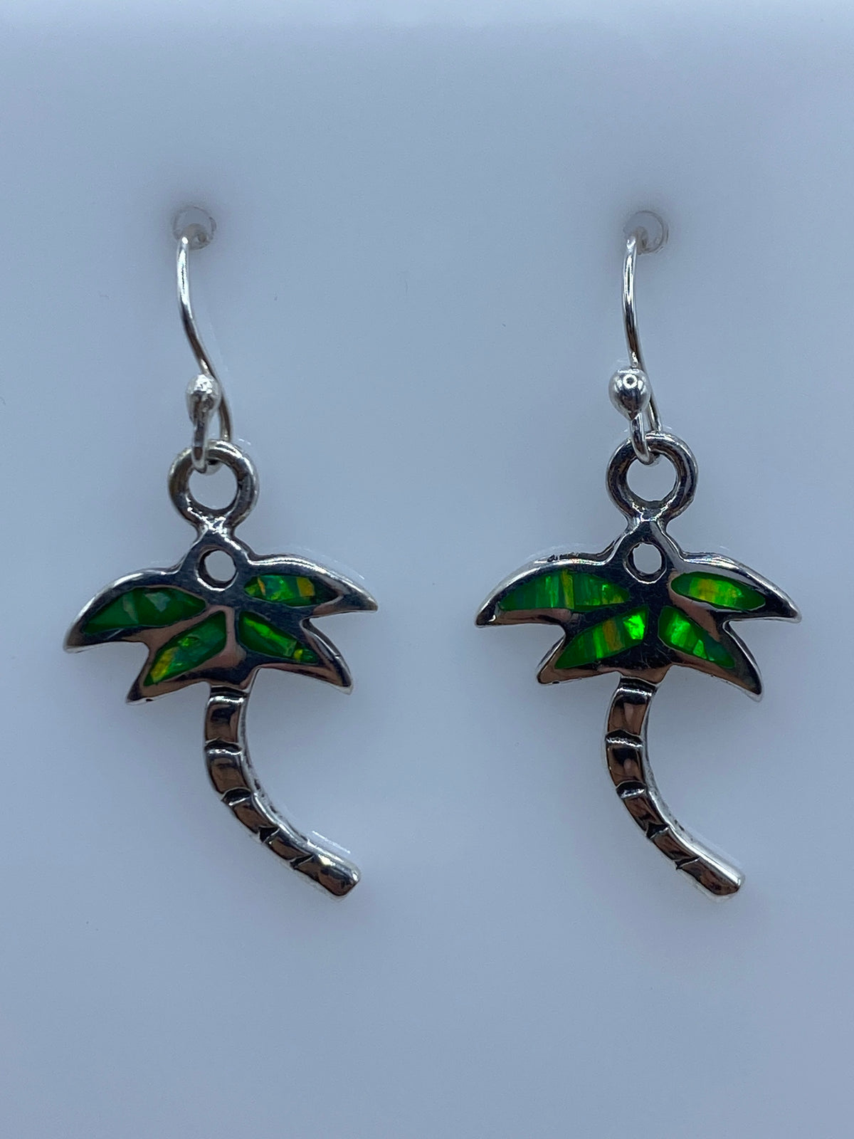 Aretes de palmera tropical en plata autentica, detalle del opalo verde brillante