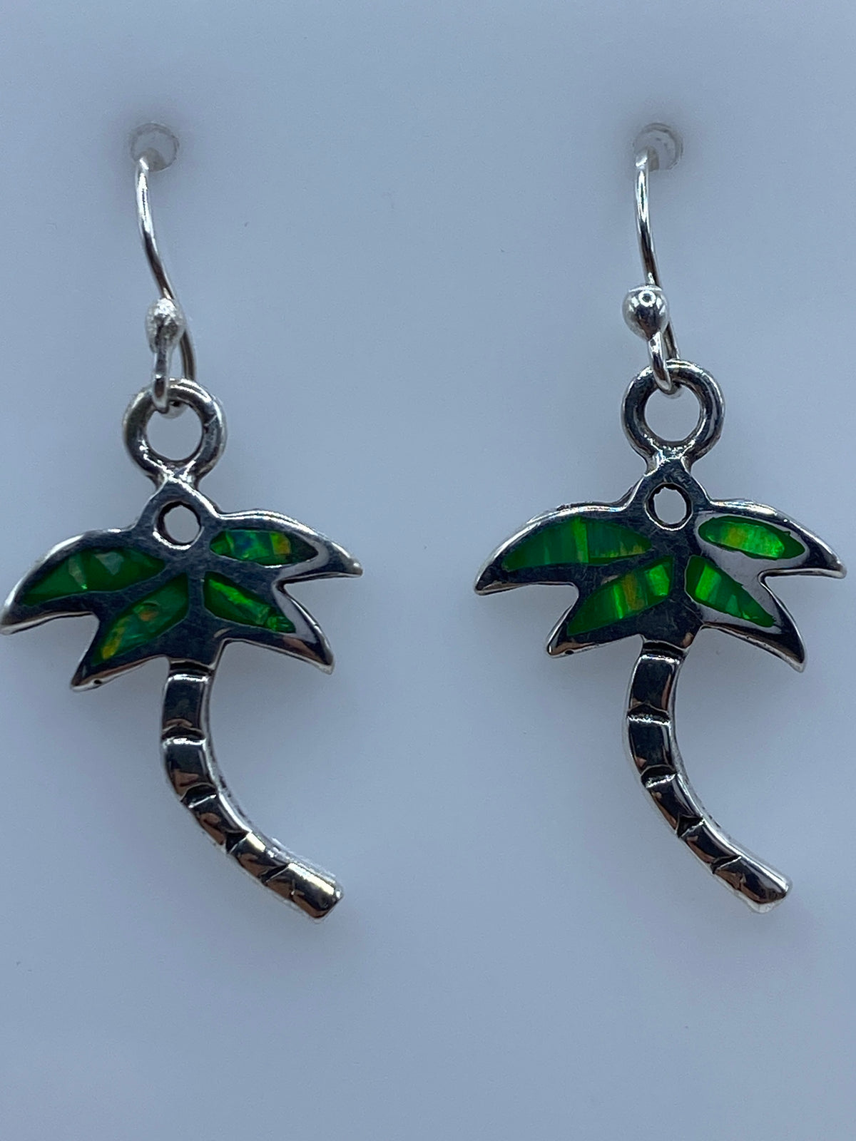 Aretes colgantes de plata 950 con tronco texturado y hoja de opalo de fuego