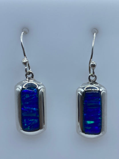 Par de aretes de plata 925 con ópalo de fuego azul, gancho plateado, sobre fondo gris