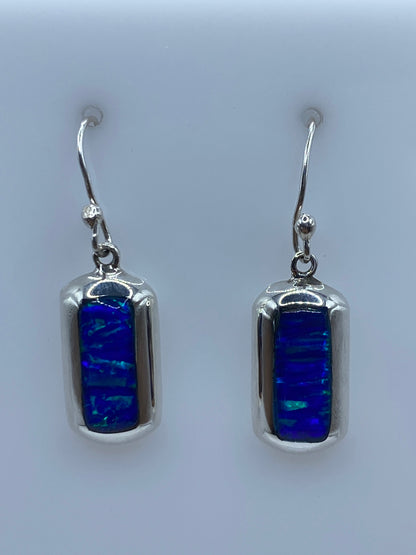 Detalle frontal del ópalo de fuego azul engastado en marco rectangular de plata pulida