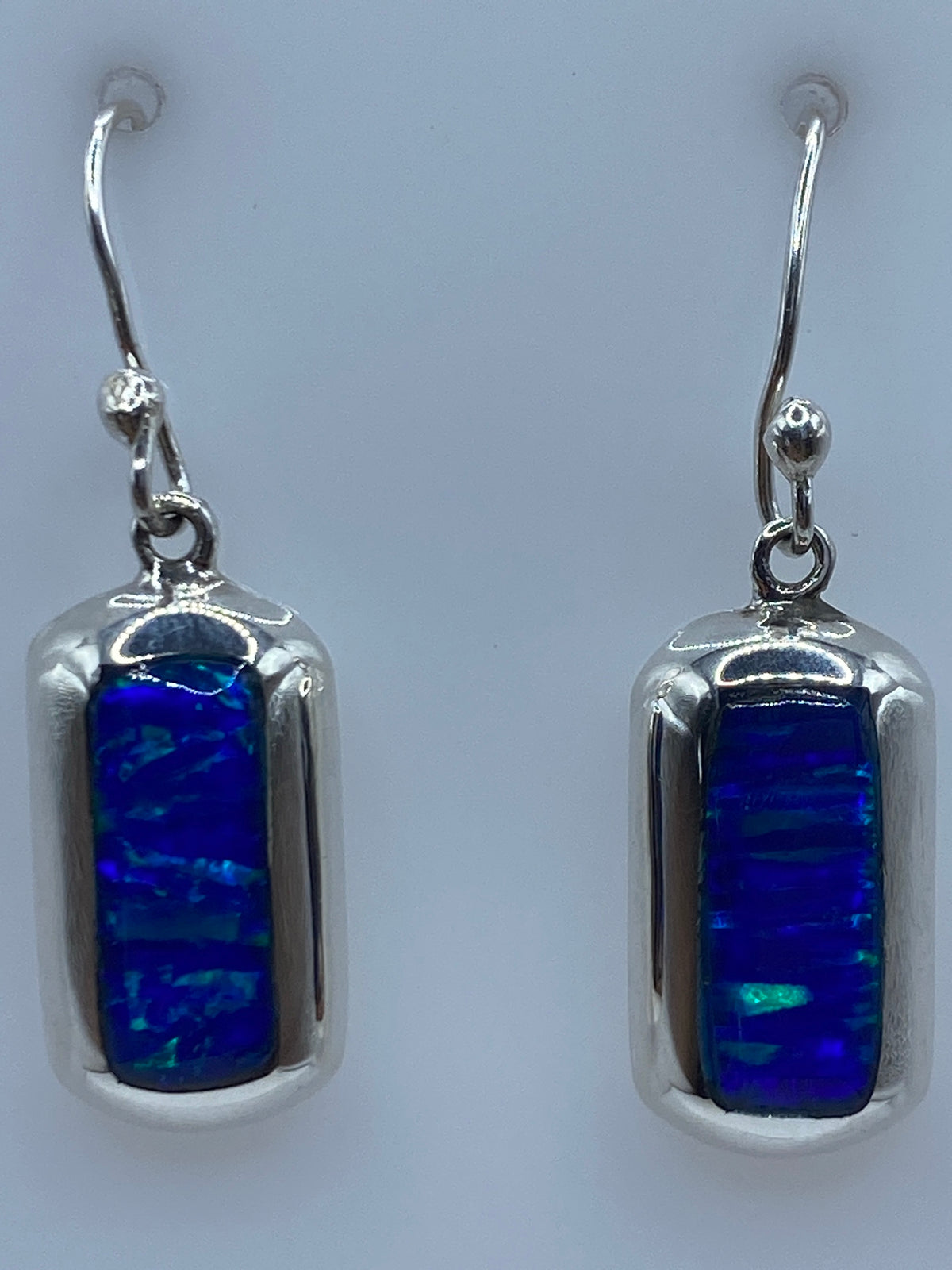 Escala de los aretes junto a regla métrica mostrando 3.2 cm de largo