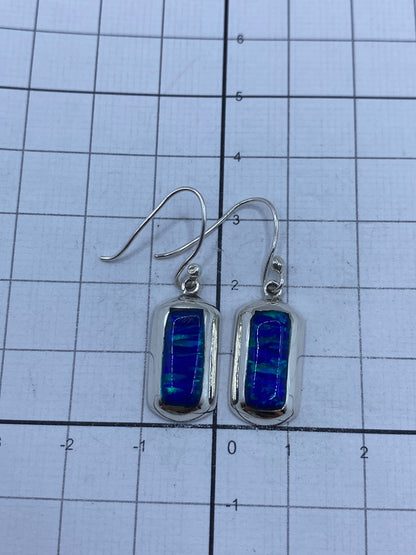 Reverso de los aretes de plata mostrando el Quinto 925 y acabado mate interior