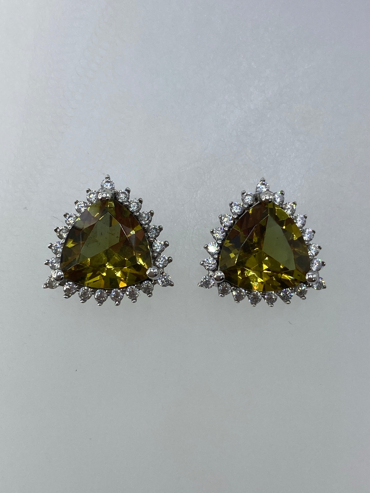 Par de aretes de plata 925 con circonia verde olivo en marco geométrico art-déco