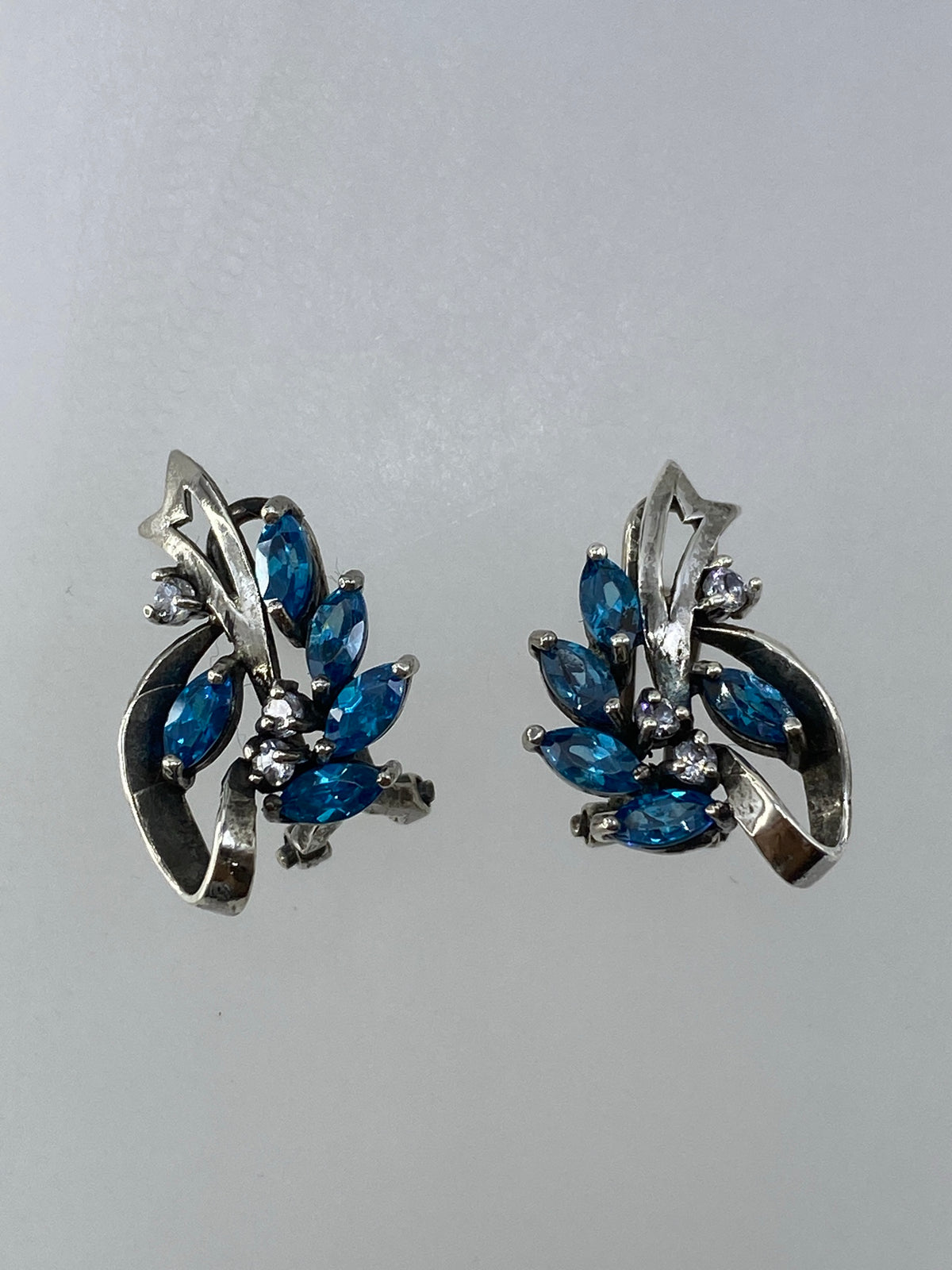 Detalle del engaste de circonia azul en plata de Taxco