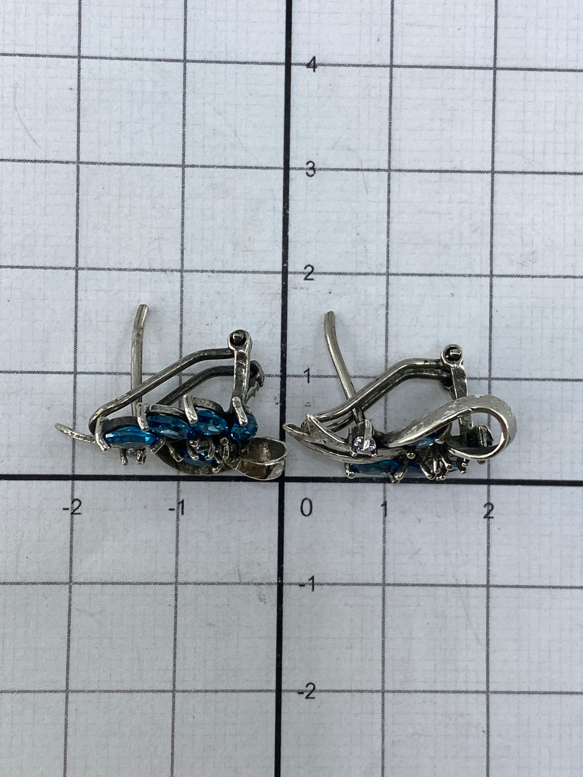 Aretes en la balanza mostrando 4.2 gramos el par