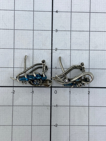 Aretes en la balanza mostrando 4.2 gramos el par