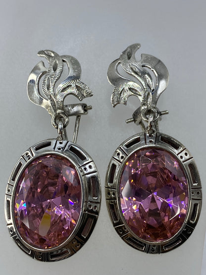 Aretes de plata circonia rosa juntos sobre fondo gris, largo 4 cm