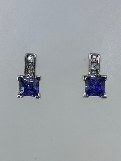 Par de aretes de plata 925 con circonia azul engastada en cierres de mariposa