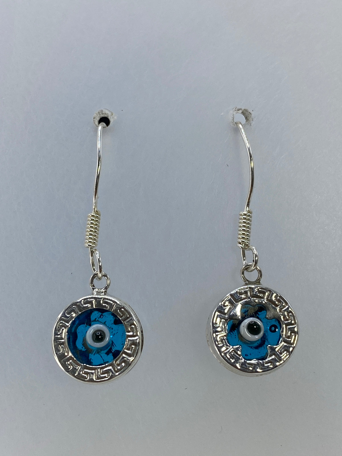 Aretes de plata 925 con piedra azul cielo e marco geométrico, vista frontal del par
