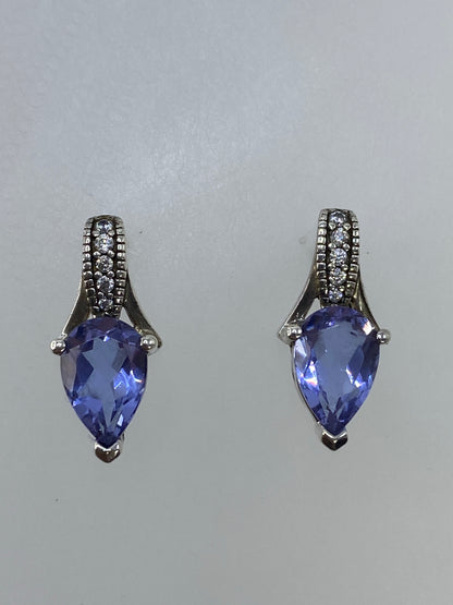 Par de aretes de plata con circonia azul engastada en posición frontal