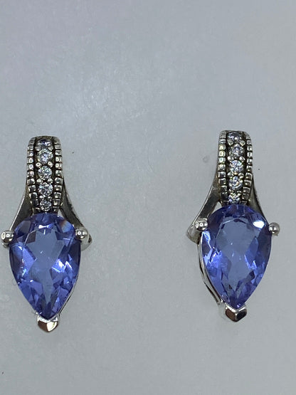 Detalle del engaste de circonia azul en plata pulida