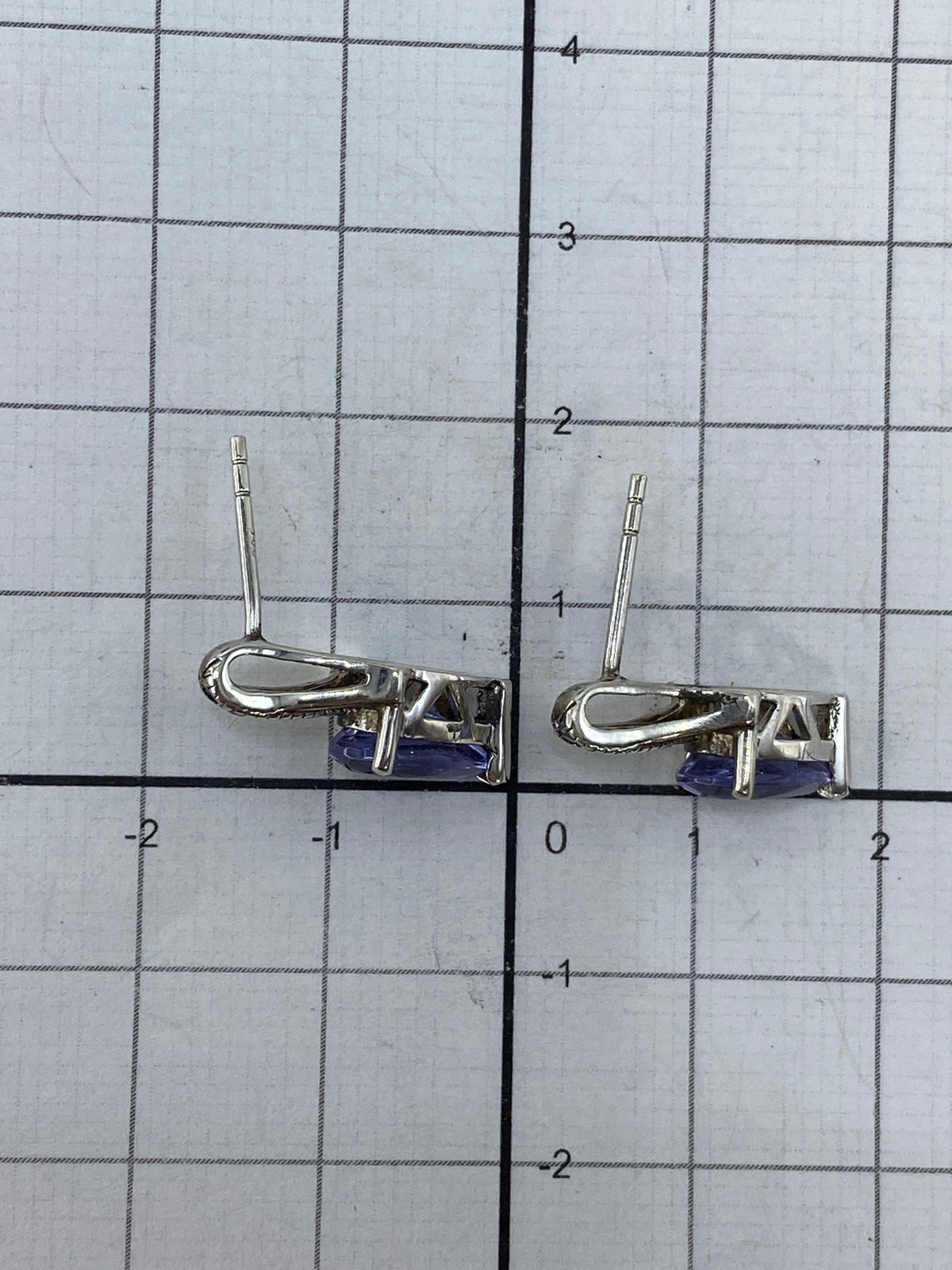 Aretes colocados en modelo mostrando su elegancia y brillo