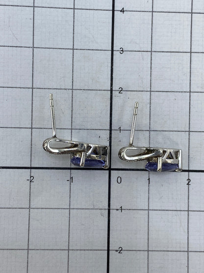 Aretes colocados en modelo mostrando su elegancia y brillo