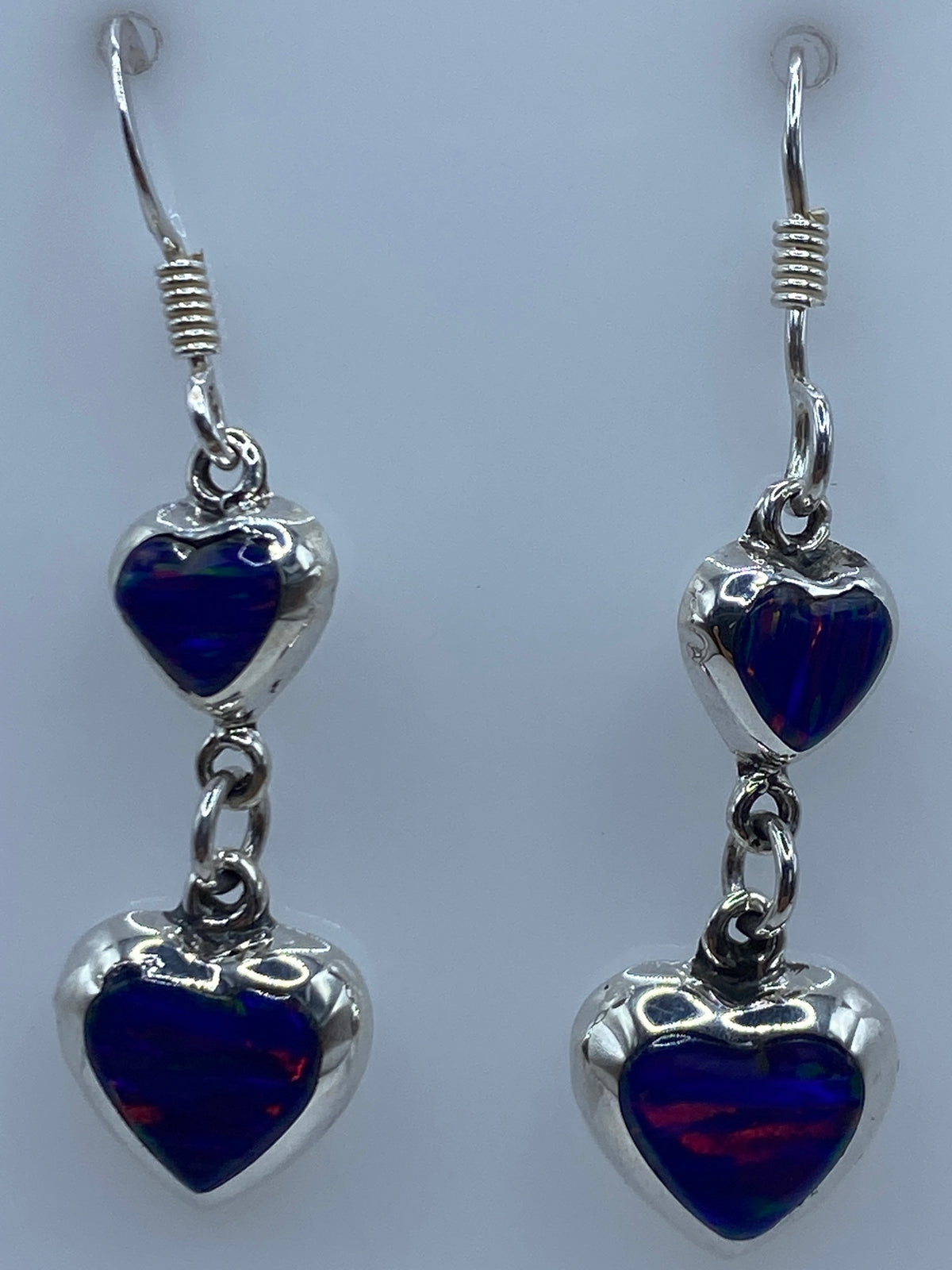 Detalle del ópalo de fuego con tonos azules y reflejos de luz