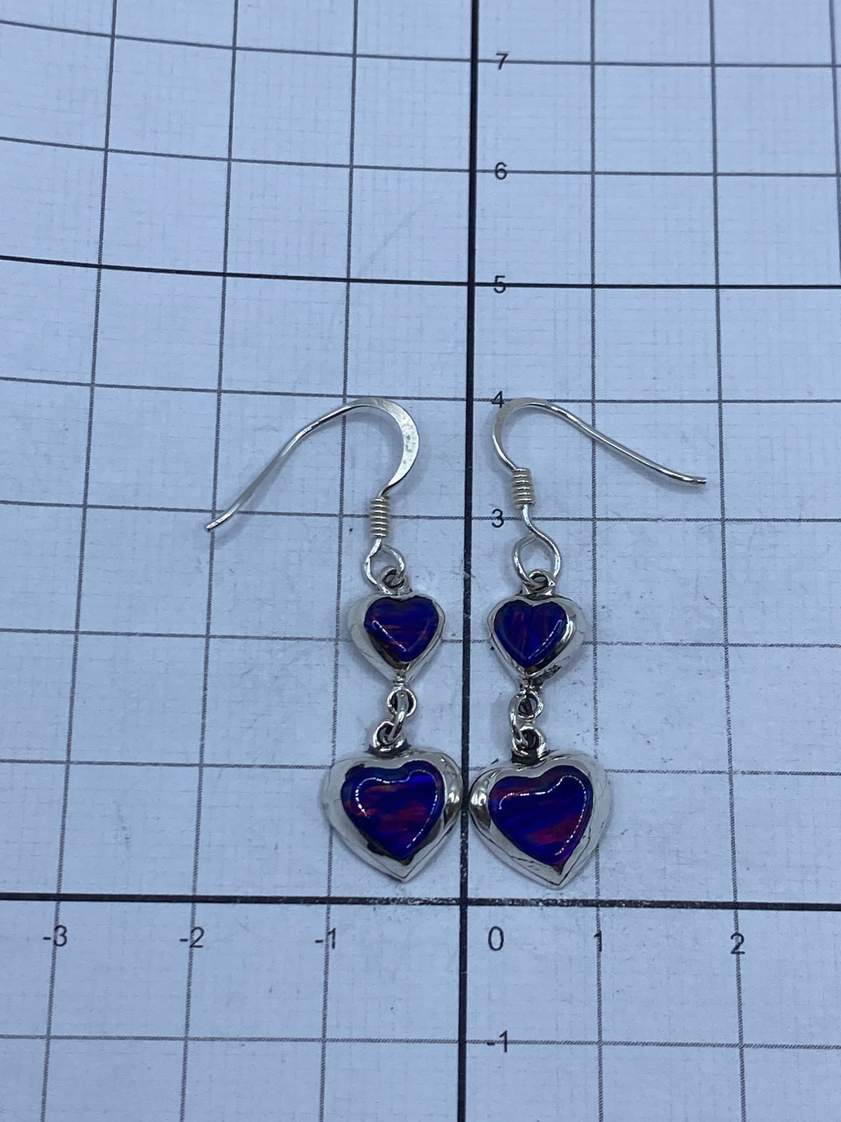 Aretes sobre las manos mostrando el tamaño visible de 4 cm