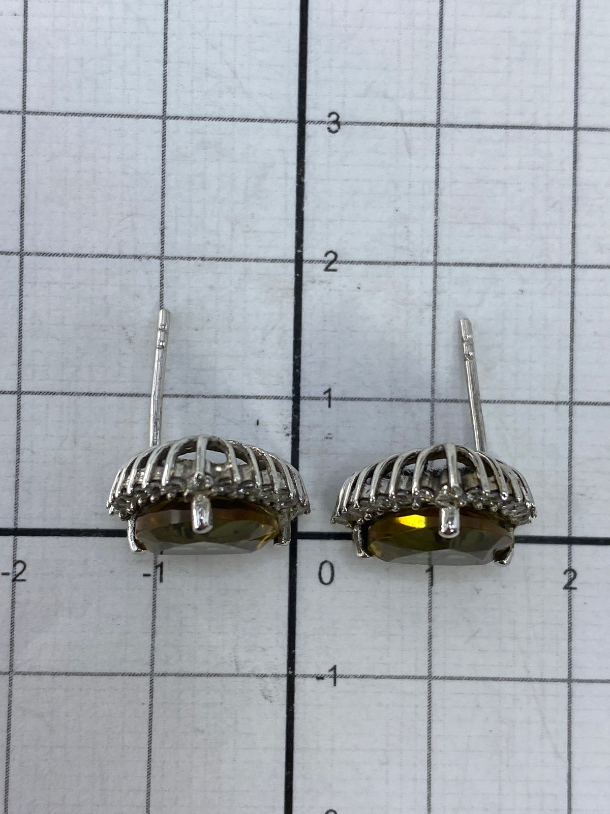 Aretes en caja de presentación blanca, listos para regalo