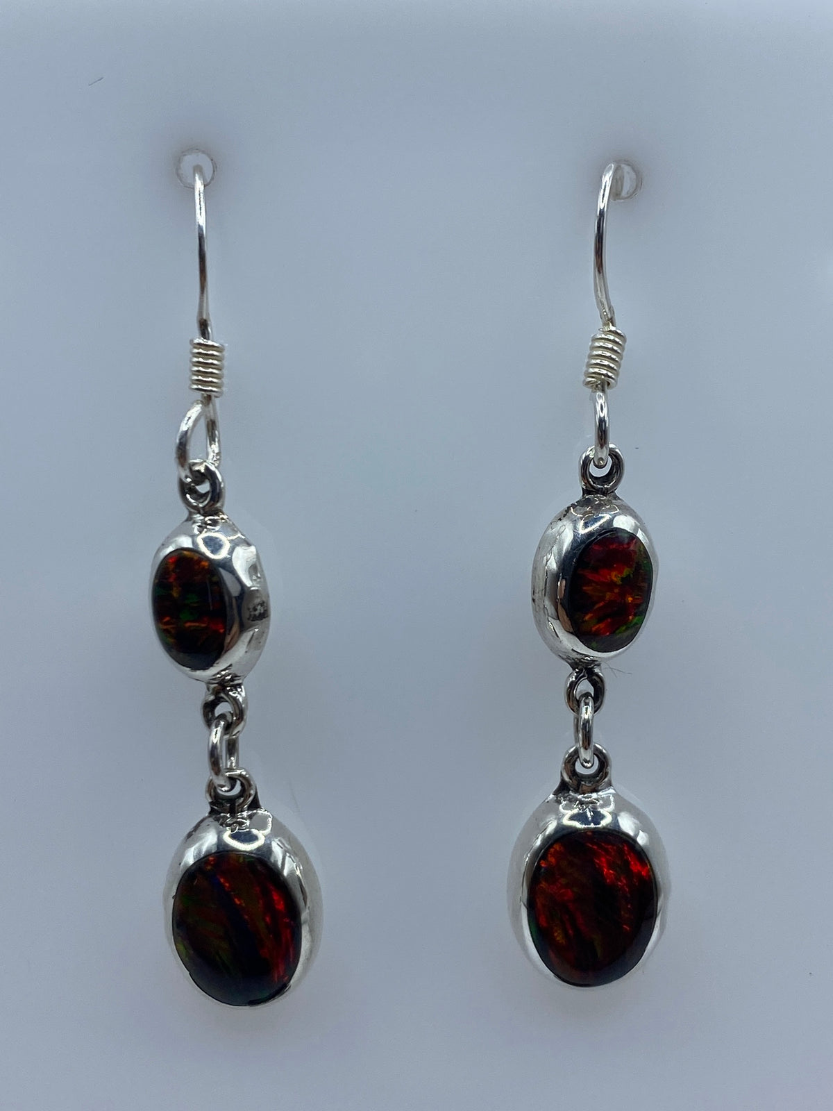 Par de aretes largos de plata con ópalo de fuego multicolor en tonos rojo y naranja