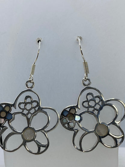 Par de aretes florales de plata 925 calados con piedras engastadas en el centro, largo 4 cm