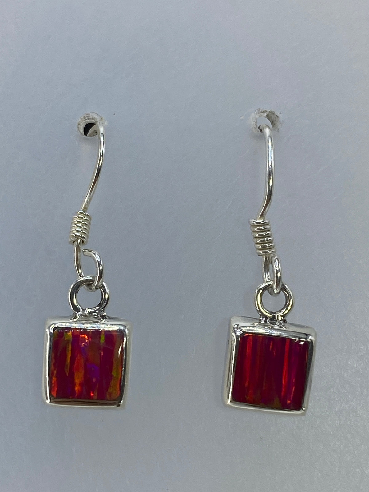 Par de aretes de plata 925 con ópalo de fuego rosa, vista frontal