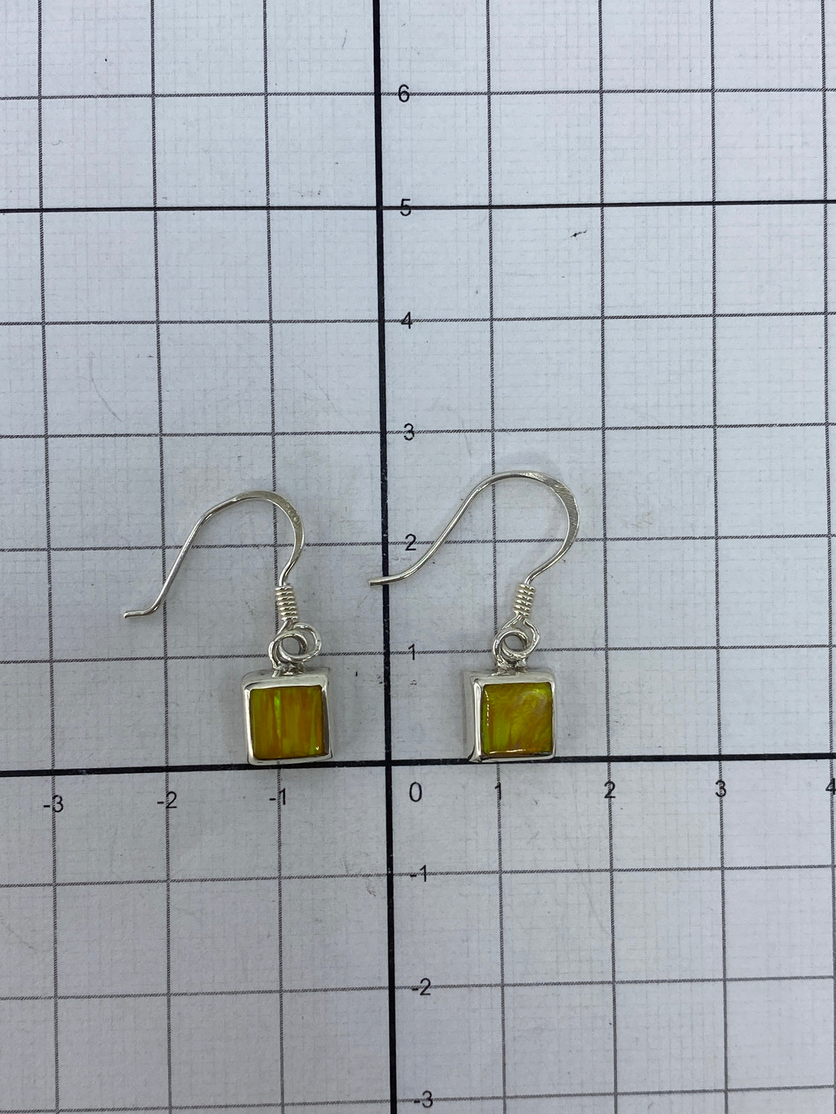 Aretes en plata con Quinto 925 visible en la base de cada piedra
