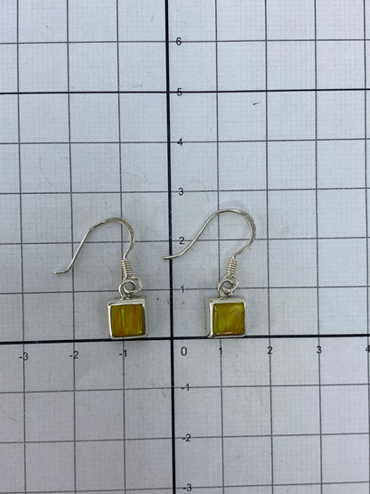 Aretes en plata con Quinto 925 visible en la base de cada piedra
