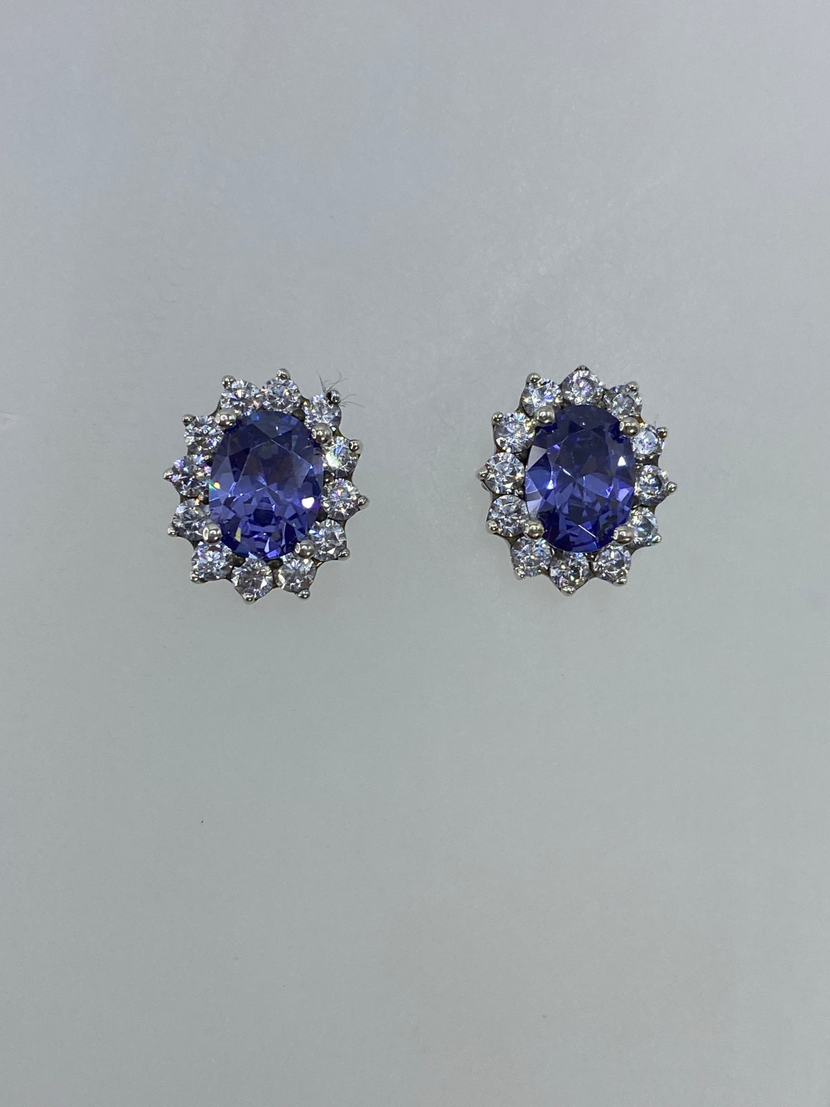Aretes de plata con circonia azul en vista lateral detallada
