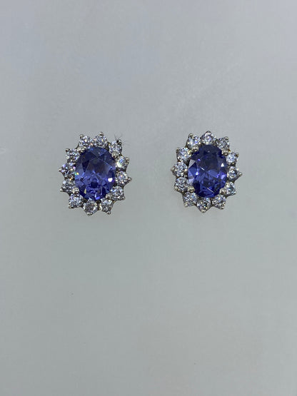 Aretes de plata con circonia azul en vista lateral detallada