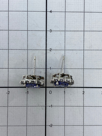 Aretes de circonia azul brillante sobre fondo gris