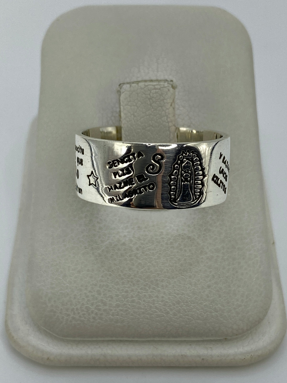Anillo de plata 925 con banda ancha grabable en la mano de una persona