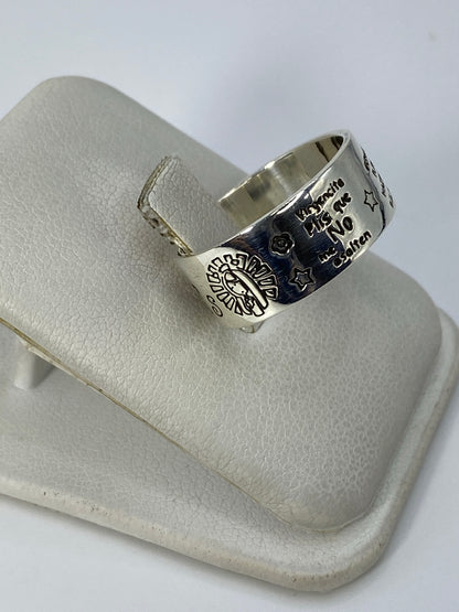 Detalle del grabado personalizado en la banda del anillo de plata
