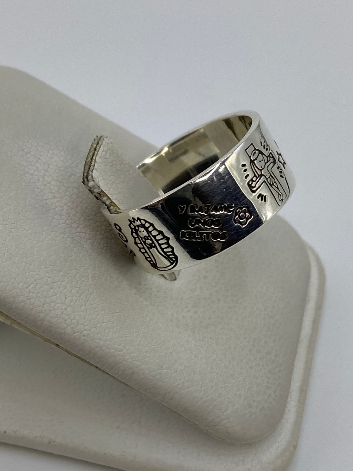 Anillo sobre fondo azul mostrando el Quinto 925 y el acabado