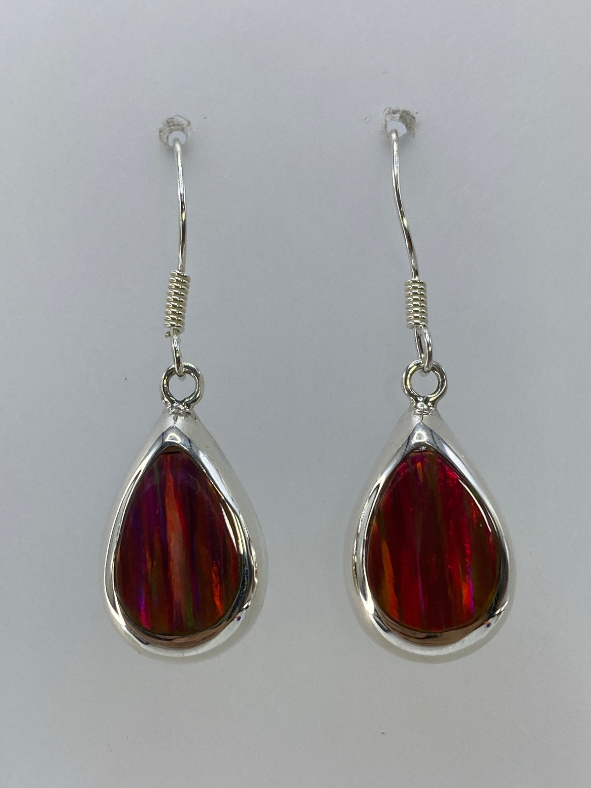 Detalle del engaste de ópalo de fuego en plata 925 mostrando reflejos rojos y naranjas