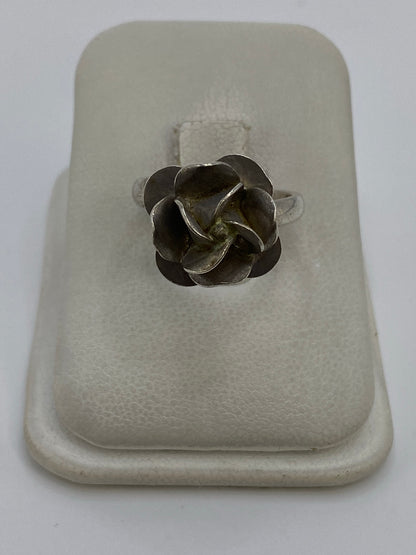 Anillo de plata 925 con diseño floral escultórico, vista frontal