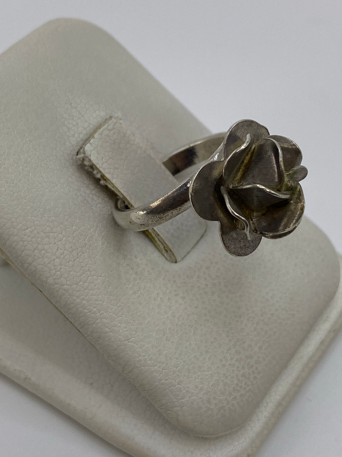 Detalle del pétalo de la flor en fundición de plata pulida