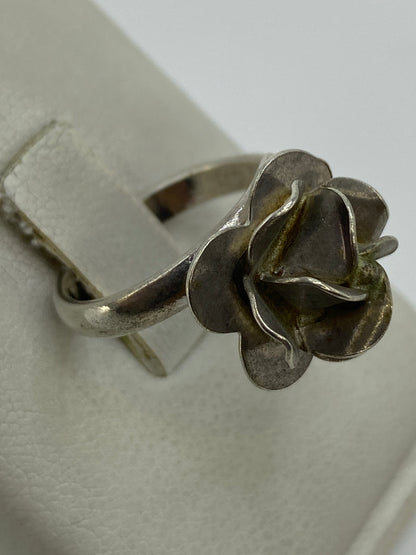 Anillo floral de Taxco en la mano, mostrando el acabado espejo