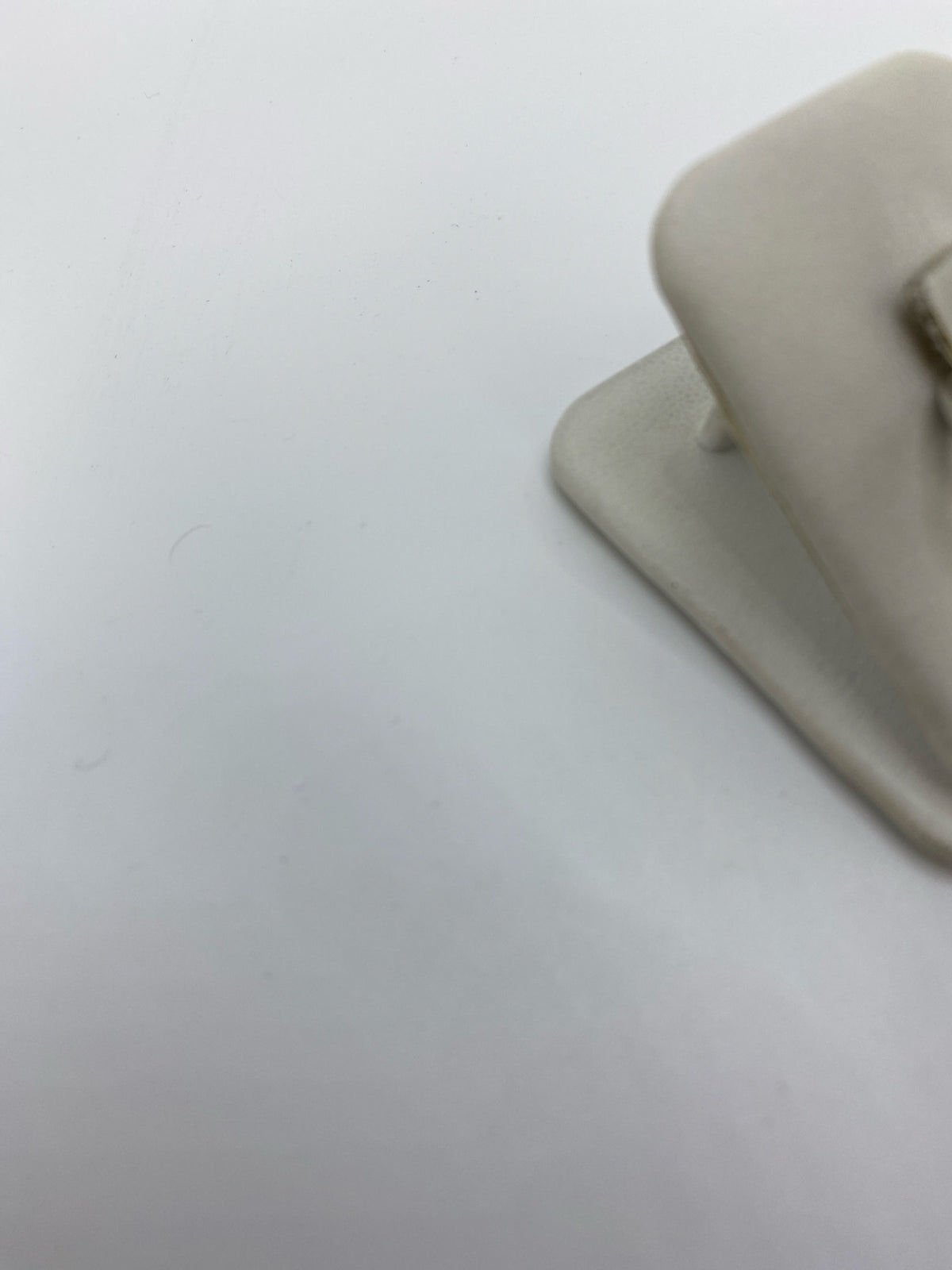 Anillo de plata floral sobre fondo blanco con marca 925