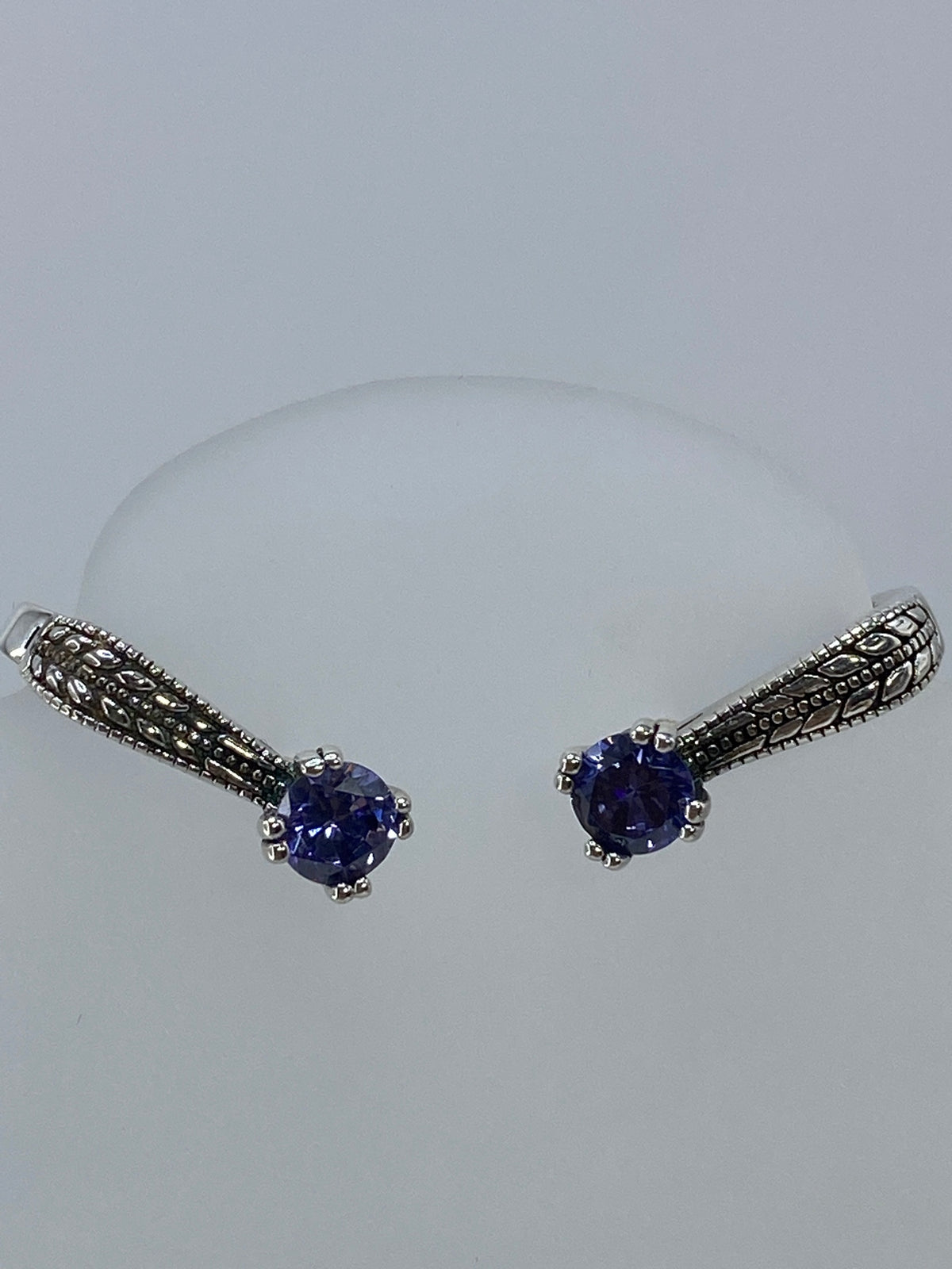 Detalle lateral de los aretes mostrando el engaste a mano de la circonia