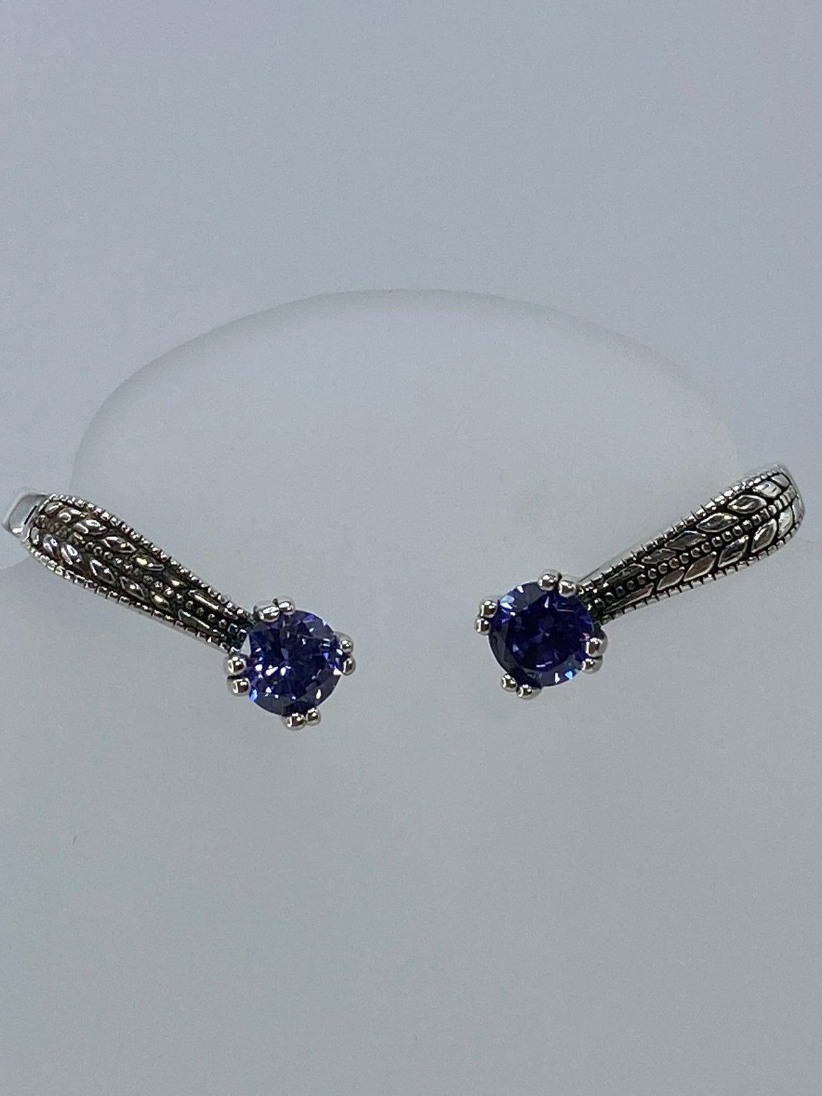 Aretes con herradura de plata vistos desde el cierre