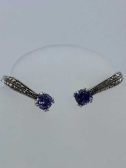Aretes con herradura de plata vistos desde el cierre