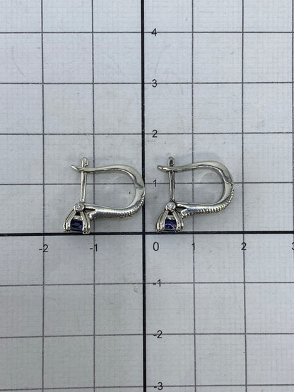 Comparación de tamaño: aretes de 1.5 cm de largo en escala de centímetros