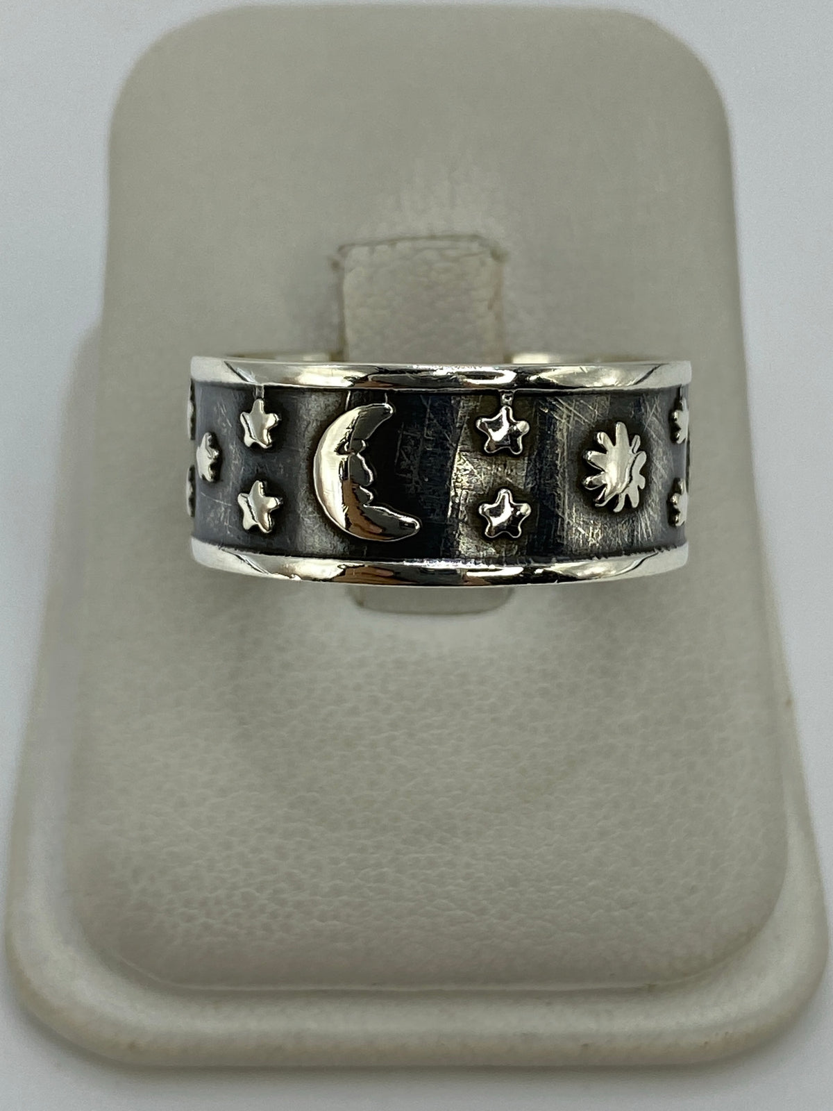 Anillo de plata repujado con luna creciente y estrellas en relieve