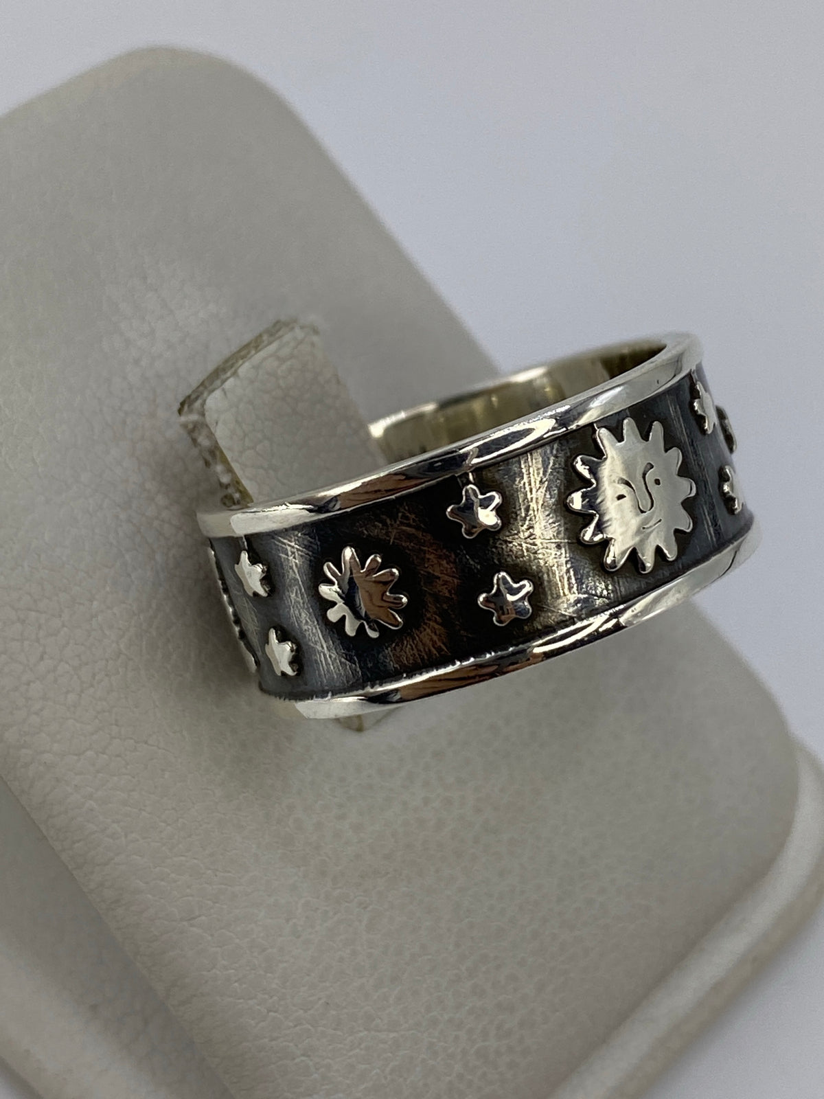 Detalle del reverso del anillo con las marcas del repujado a mano